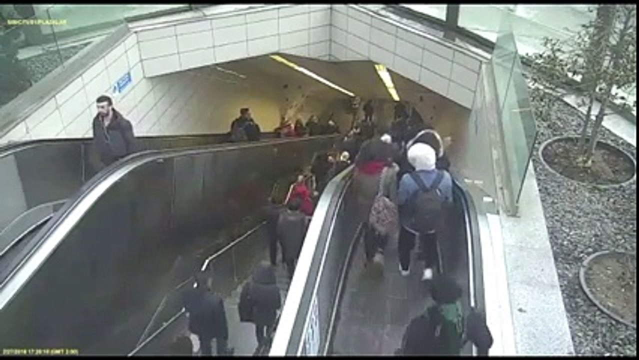 Un escalator avale un homme