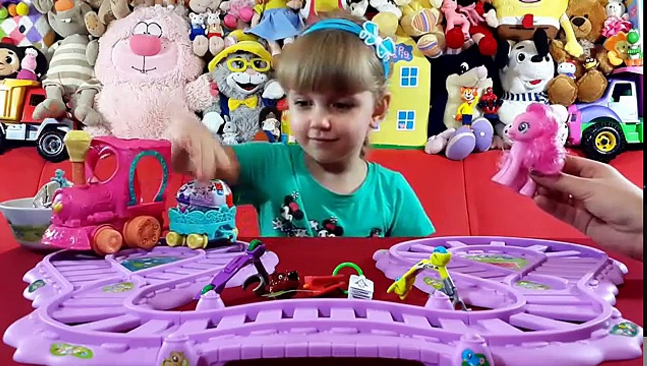 Видео для самых маленьких. Пинки Пай привозит новый Киндер Сюрприз My Little Pony на паровозике.