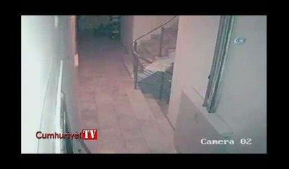 Pizza getiren kuryecinin iğrenç hareketi güvenlik kamerasında