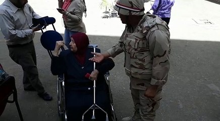 لليوم الثاني سيدة عجوز تحيا مصر وتحيا السيسي بمعهد فتيات مصر الجدة