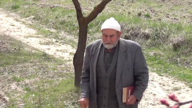 Eşekli Kütüphane ile Kazandığı Okuma Alışkanlığını 77 Yaşında da Sürdürüyor