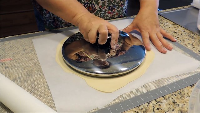 12 коржей за 19 минут. Как быстро и легко раскатать тонкие коржи для Наполеона , Медовика и др.