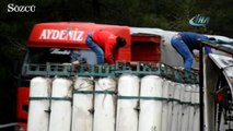 Doğalgaz TIR’ı devrildi, yol kapandı