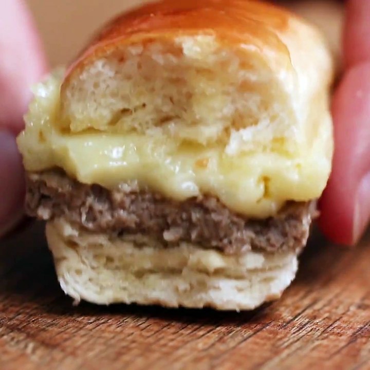 Diese Mini-Cheeseburger kannst du teilen oder alleine auffuttern, ganz wie du willstZum Rezept: