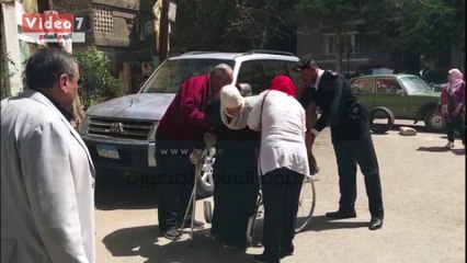 مسنة على كرسى متحرك تشارك فى التصويت بالانتخابات الرئاسية