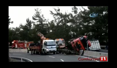 Doğalgaz taşıyan TIR devrildi, yol kapandı