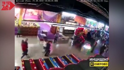 Khoảnh khắc ngọn lửa bùng cháy trong trung tâm thương mại Nga