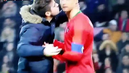Le surréaliste instant selfie-câlin avec Ronaldo pendant Portugal-Pays-Bas