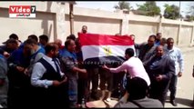 العمال أمام لجان الصلب بالتبين يرفعون علم مصر