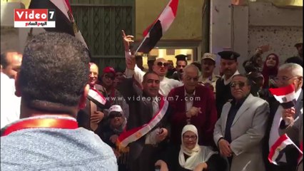مواطنون يلتقطون صورا تذكارية مع قوات الجيش والشرطة بالعجوزة
