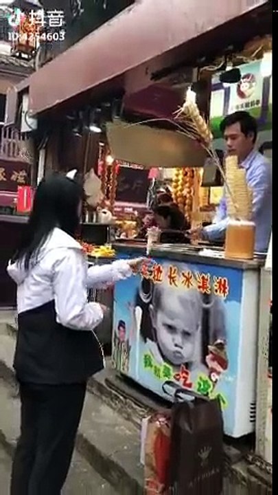 Une jeune femme trolle son marchand de glace