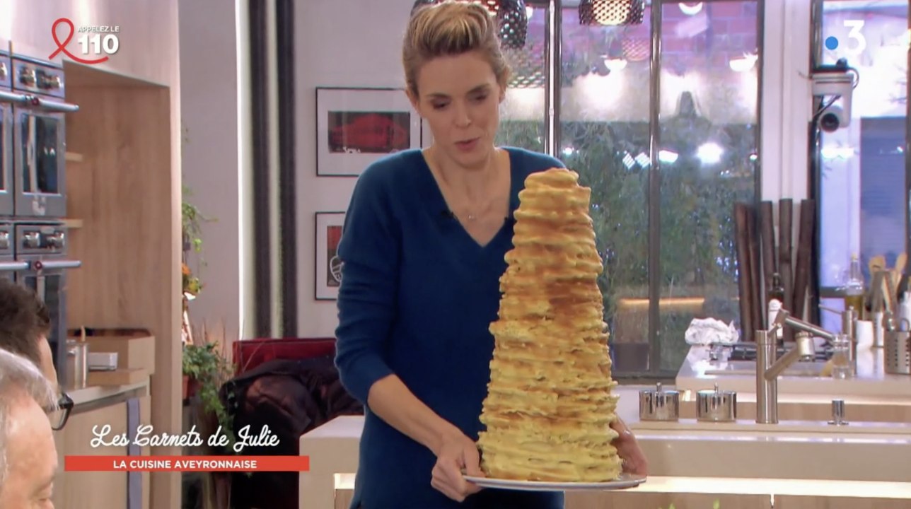 Julie Andrieu dévoile un gâteau préparé à la broche ! - ZAPPING CUISINE DU 27/03/2018