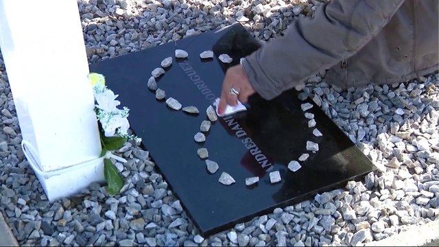 Families visit fallen soldiers' graves in Falkland Islands