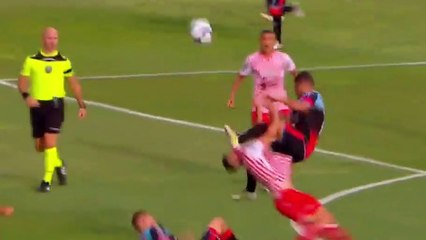 Télécharger la video: Le coup de pied horrible d’un joueur en plein visage de son adversaire pendant un match