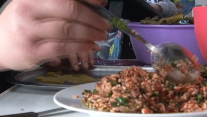 Beyin felci olan oğlu için sarma sarıyordu, Zeytin Dalı Harekatı'na katılan askerlerden destek geldi