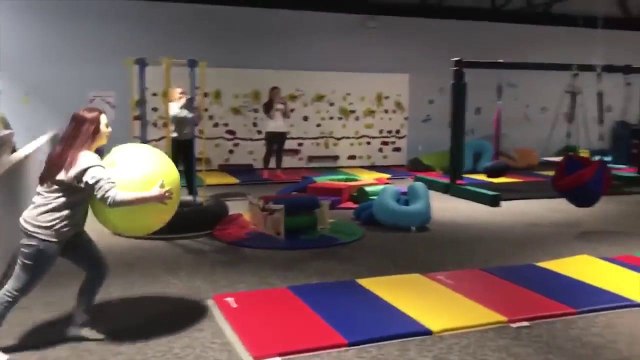 Deux filles se rentrent dedans avec un ballon de gym