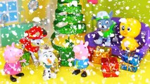 CORES Abrindo Presentes de NATAL na Casa da Familia PEPPA PIG Brinquedos Surpresas Ingles Portugues