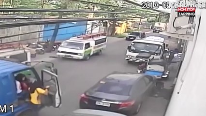 Philippines : Un arbre s’écroule sur une femme, les images chocs (Vidéo)