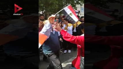 زوج ينافس زوجته في الرقص أمام اللجنة الانتخابية