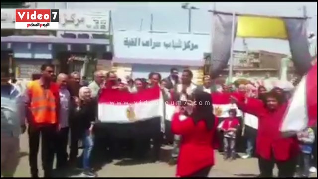 .على أنغام خدوا بالكو دى مصر طوابير الناخبين تمتد أمتار خارج اللجان