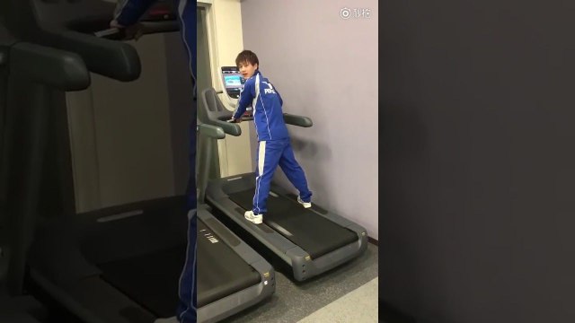 Courir sur un tapis de course à la vitesse max
