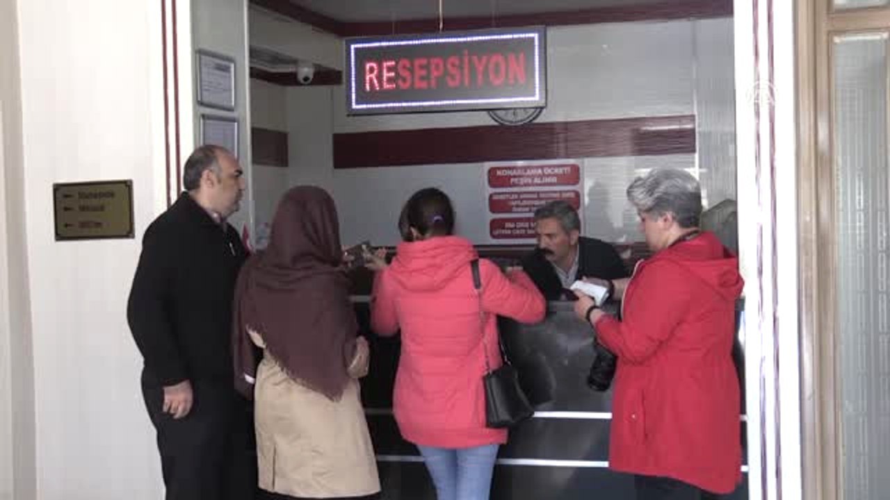 Yer Bulamayan Turistlere Makam Odasını Tahsis Etti