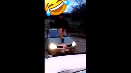 Il va eclater le pare-brise avec ses mains... Oups