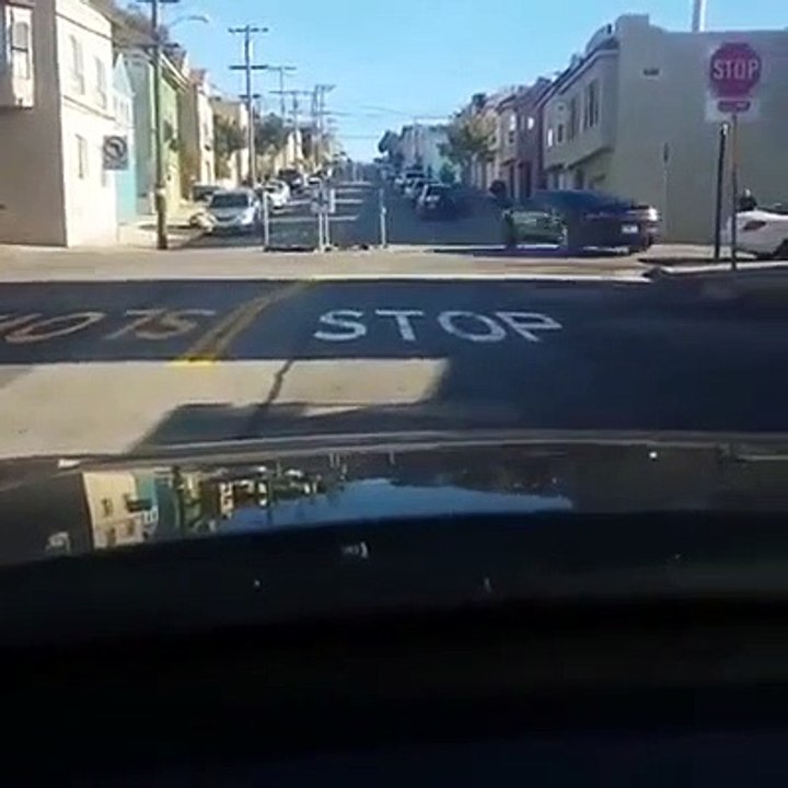 Il s'amuse à faire des dérapages et se fait éjecter de sa propre voiture