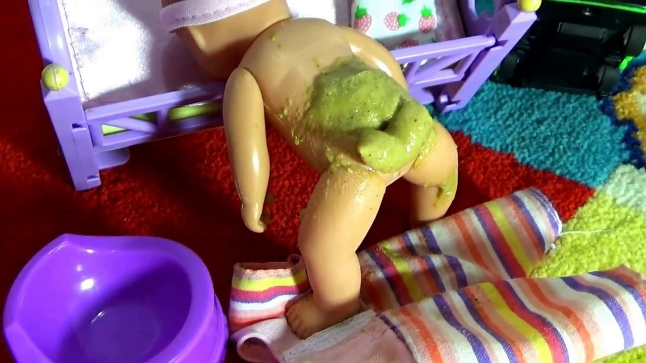 Макс накакал в штаны во сне. Катя купает Макса. Мультик про кукол. Даринелка ТВ