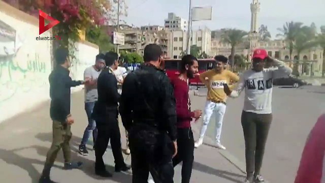 آفراد الجيش والشرطة يلتقطون الصور التذكارية مع المواطنيين بإحدى اللجان