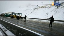 تضافر جهود مصالح الأشغال العمومية، الحماية المدنية والدرك لفتح الطريق الوطني رقم 1 بالمدية نتيجة تراكم الثلوج