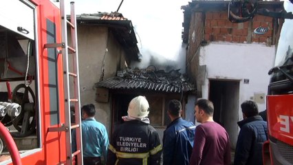 Sobadan çıkan kıvılcım sonucu iki ev kullanılamaz hale geldi