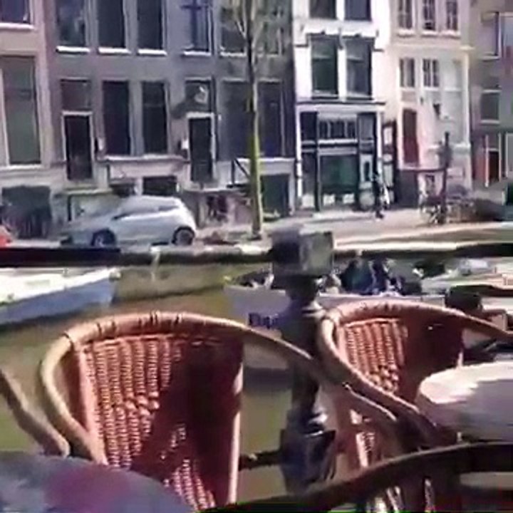 Supporters - Ils jettent leurs bières sur une péniche