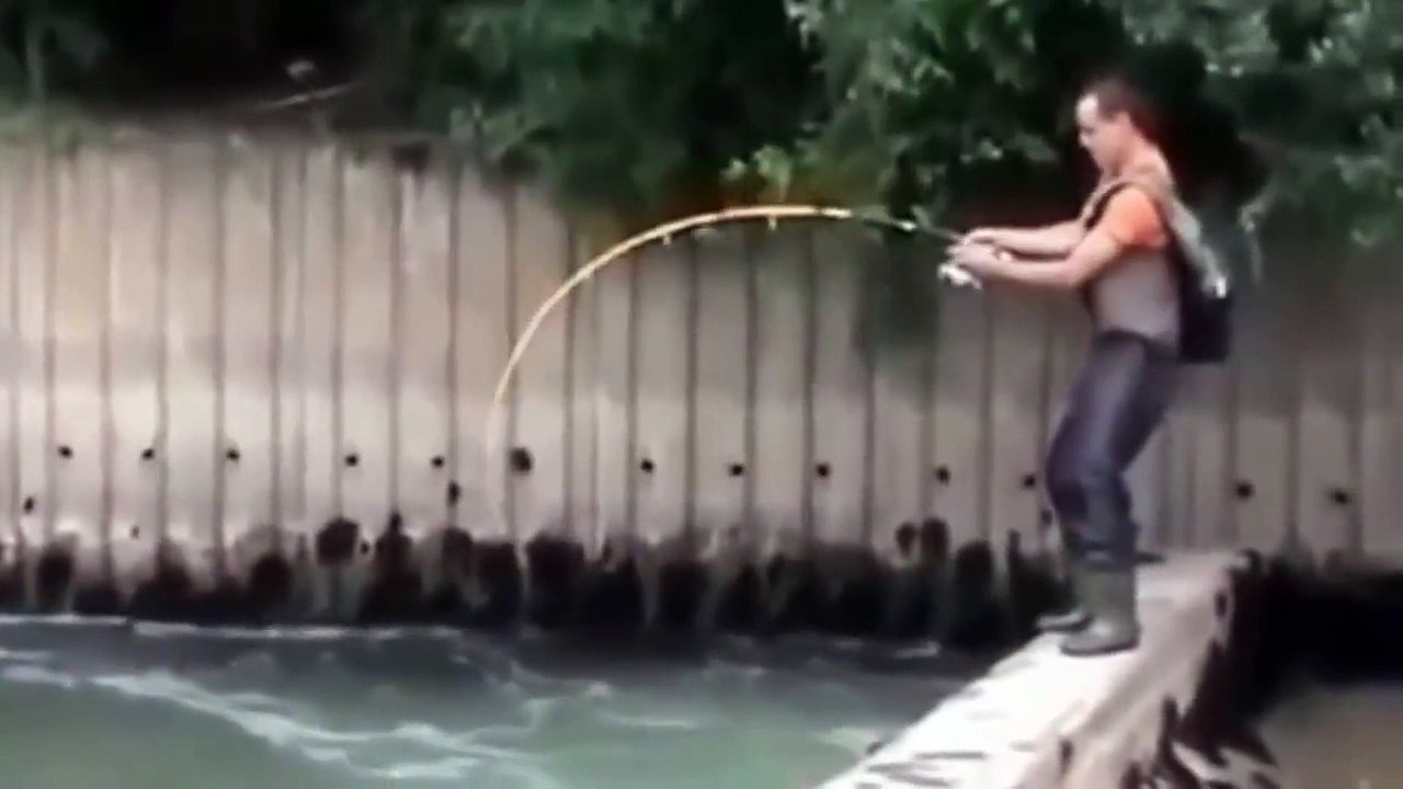 Fishing a big fish - Amazing Video