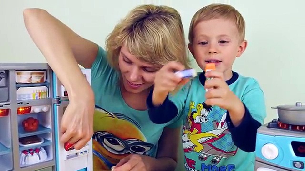 Весёлая кухня с малышом Даником - Исследуем холодильник. Развивающее видео для детей