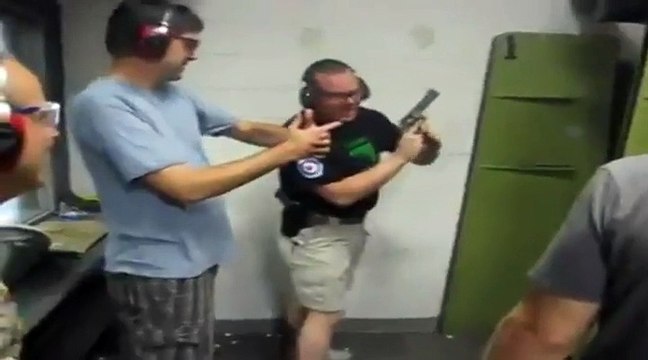Ce prof de tirs déclenche involontairement son pistolet 44 Magnum... Oups