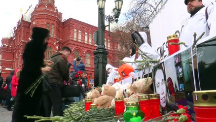 Alışveriş merkezi yangınında yaşamını yitirenler, Manej Meydanı'nda anıldı - MOSKOVA