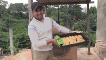 Paraguayos preparan chipa para el ayuno de Semana Santa