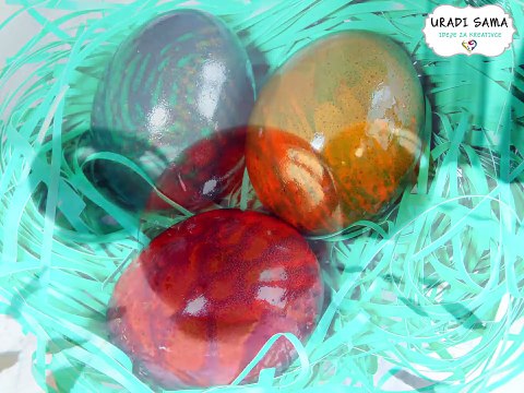 Farbanje jaja Mermerna jaja uz pomoć margarina