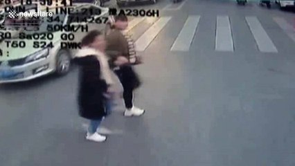 Dashcam captures woman blowing kiss to bus driver who stopped for her
