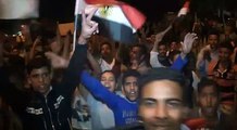 شباب يحتفلون أمام اللجان الانتخابية حاملين الأعلام ومرددين تحيا مصر