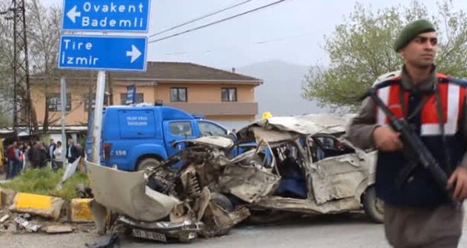 Otomobille Belediye Kamyoneti Çarpıştı! 3 Ölü,