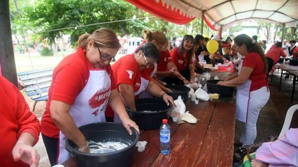 Candidato a la presidencia en Paraguay busca la mejor chipa