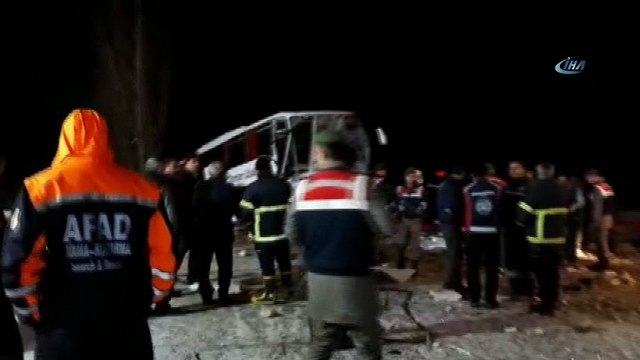 ÇORUM Yolcu otobüsü yol kenarındaki ağaçlara çarptı çok sayıda yaralı var