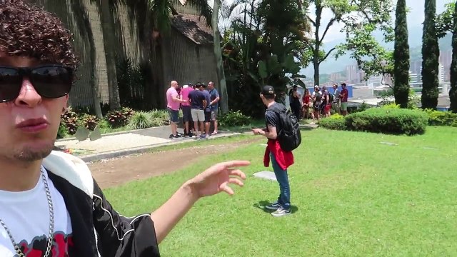 Visitando la tumba de Pablo Escobar | Los Colombianos lo Odian?