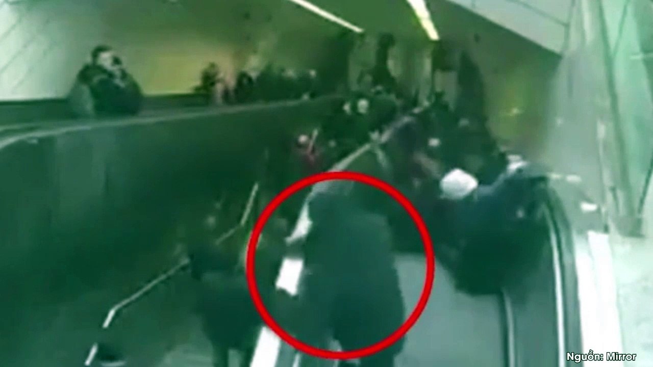 Cận cảnh người đàn ông bị thang cuốn "nuốt chửng" tại ga tàu
