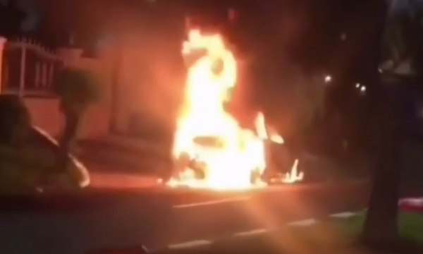 Satu Unit Sedan Terbakar di Jalanan Pondok Indah