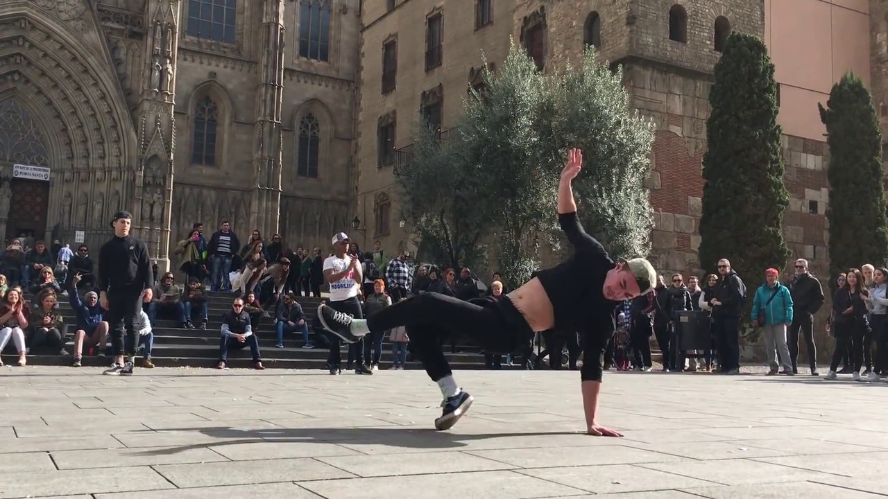 Incredible Street Performers Dancing in Barcelona Spain