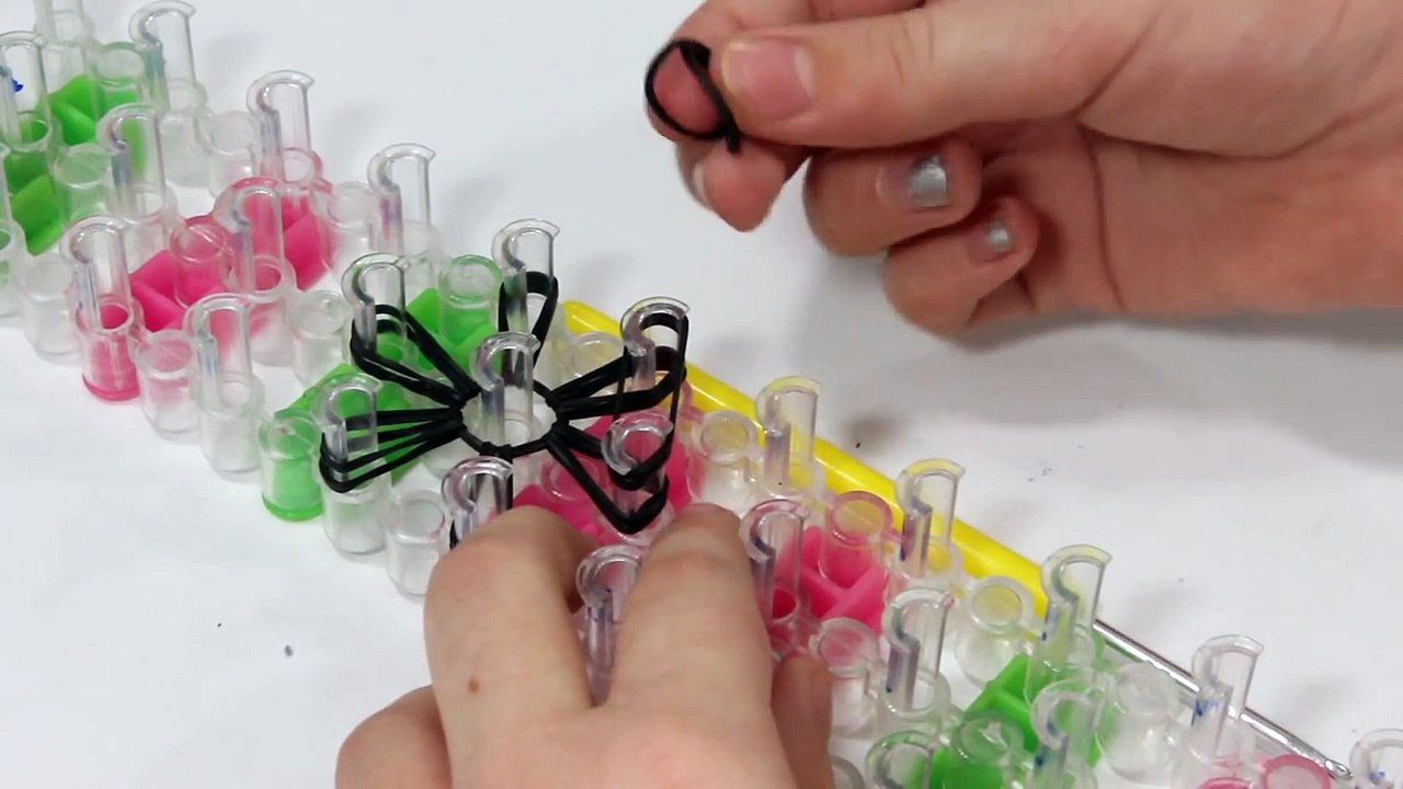 Плетение блеска для губ (помады) из резинок Rainbow Loom Bands. cachay.video Плетение из резинок.