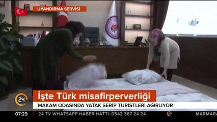 Makam odasında turistleri ağırladı